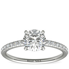 Anillo de compromiso con pavé de diamantes Riviera en oro blanco de 14 k (0,15 qt. total)